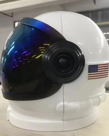 Casco de astronauta con visera móvil